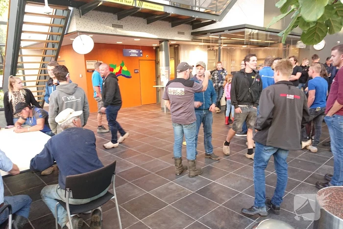 Tientallen boeren doen aangifte bij politiebureau
