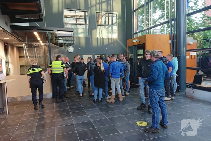 Tientallen boeren doen aangifte bij politiebureau