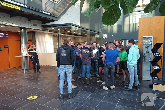 Tientallen boeren doen aangifte bij politiebureau