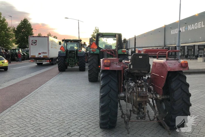 Boeren blokkeren doorgang naar groot distributiecentrum