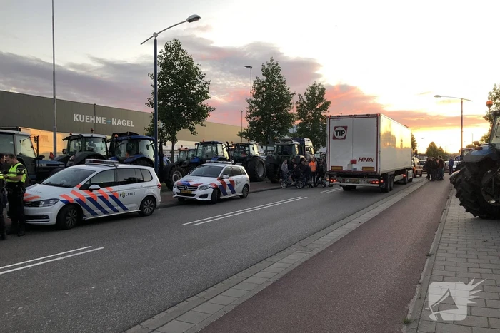 Boeren blokkeren doorgang naar groot distributiecentrum