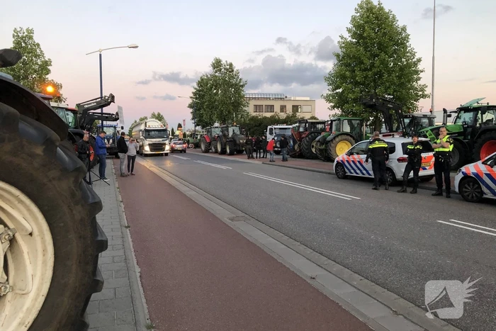 Boeren blokkeren doorgang naar groot distributiecentrum