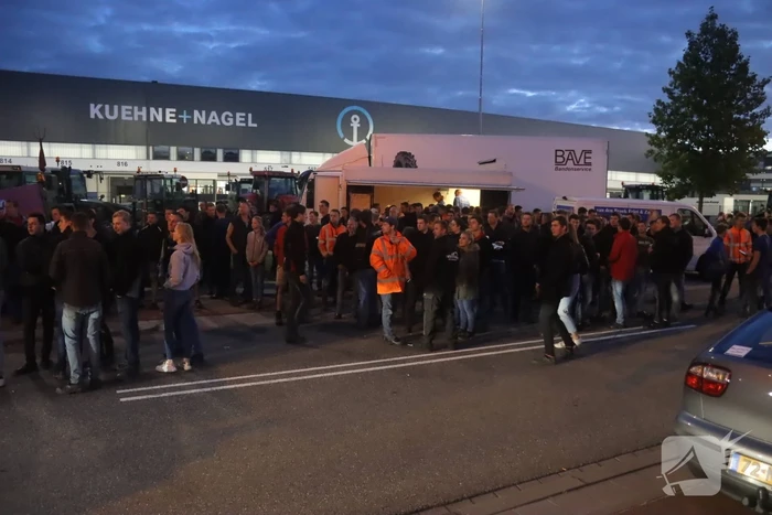 Boeren blokkeren doorgang naar groot distributiecentrum