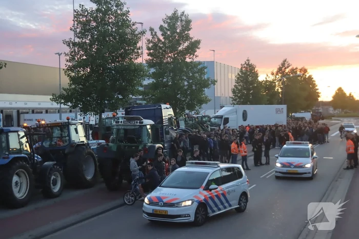Boeren blokkeren doorgang naar groot distributiecentrum
