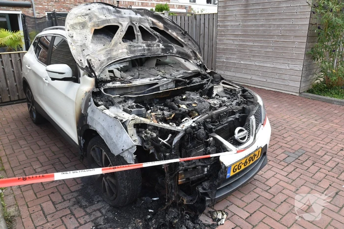 Geparkeerde auto verwoest door brand