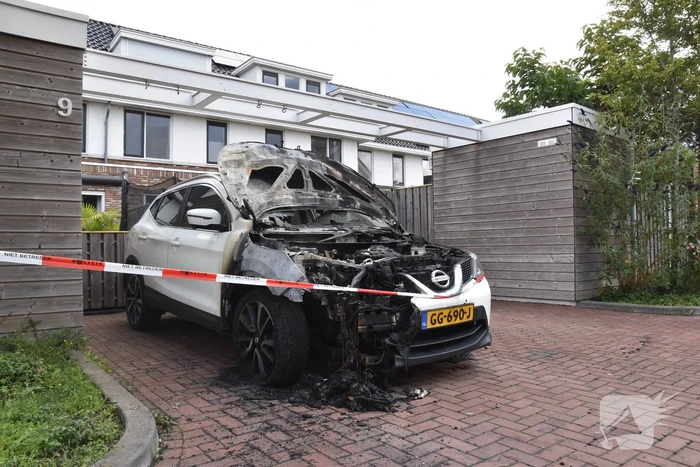Geparkeerde auto verwoest door brand