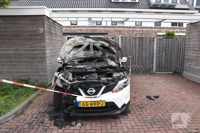Geparkeerde auto verwoest door brand