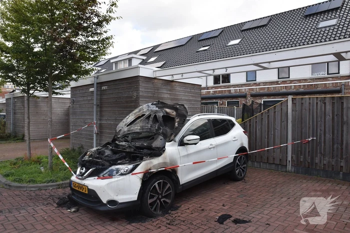 Geparkeerde auto verwoest door brand