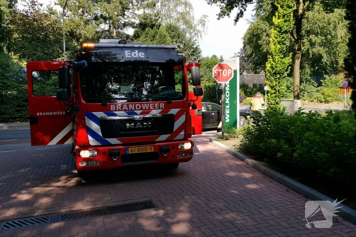 Voorbijganger ziet rook onder motorkap