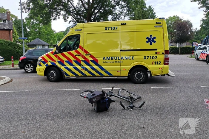Persoon gewond na aanrijding met auto