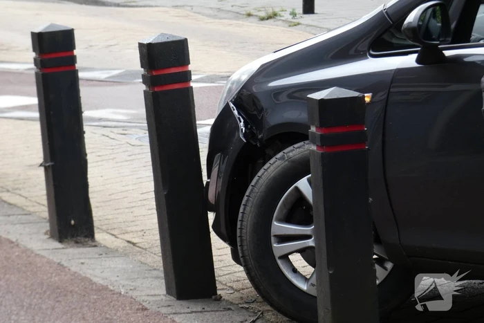 Schade aan auto na aanrijding met paal