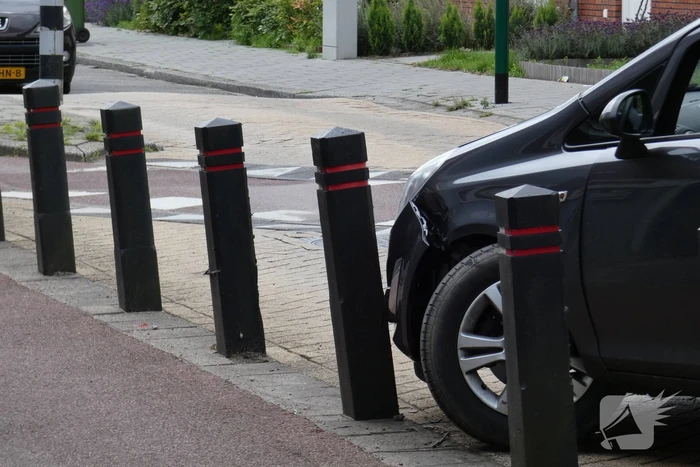 Schade aan auto na aanrijding met paal