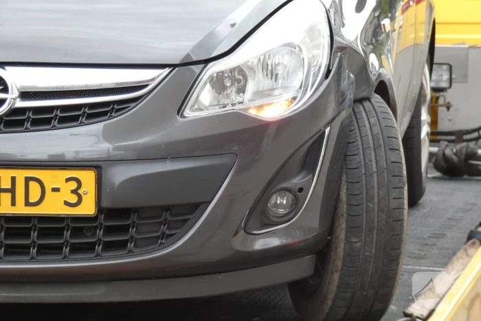 Schade aan auto na aanrijding met paal