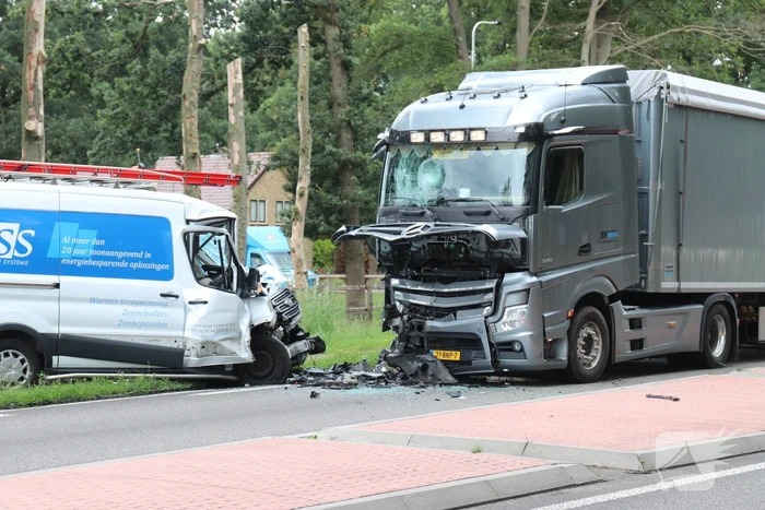Bus botst frontaal op vrachtwagen