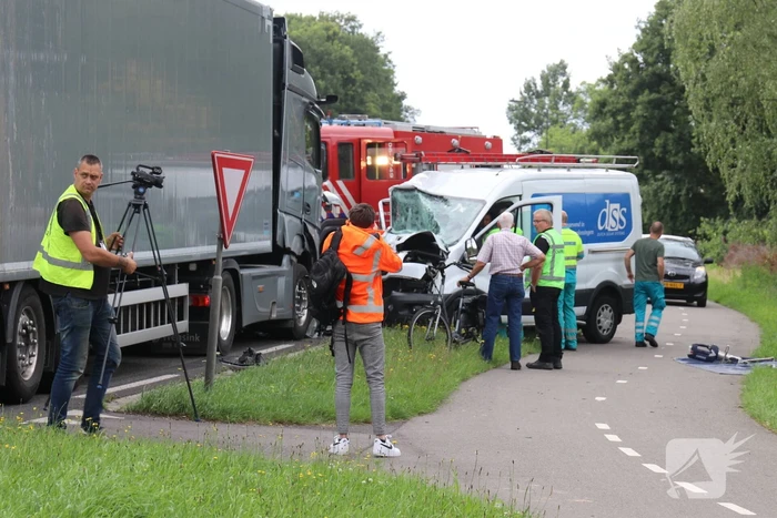 Bus botst frontaal op vrachtwagen