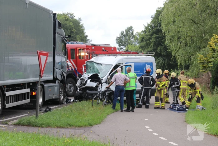 Bus botst frontaal op vrachtwagen