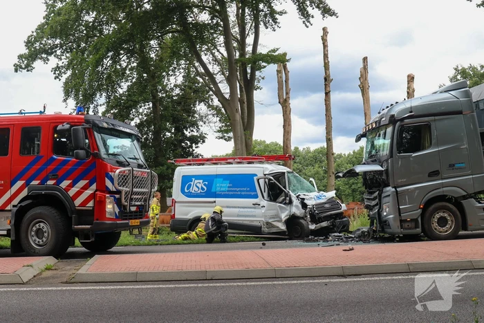 Bus botst frontaal op vrachtwagen