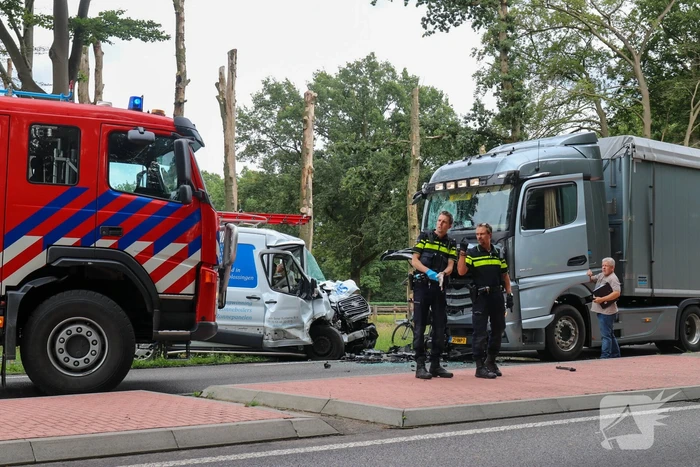 Bus botst frontaal op vrachtwagen