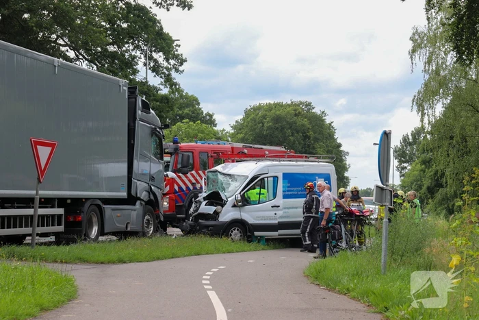 Bus botst frontaal op vrachtwagen