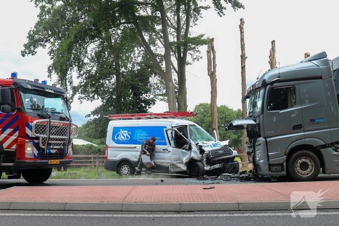 Bus botst frontaal op vrachtwagen