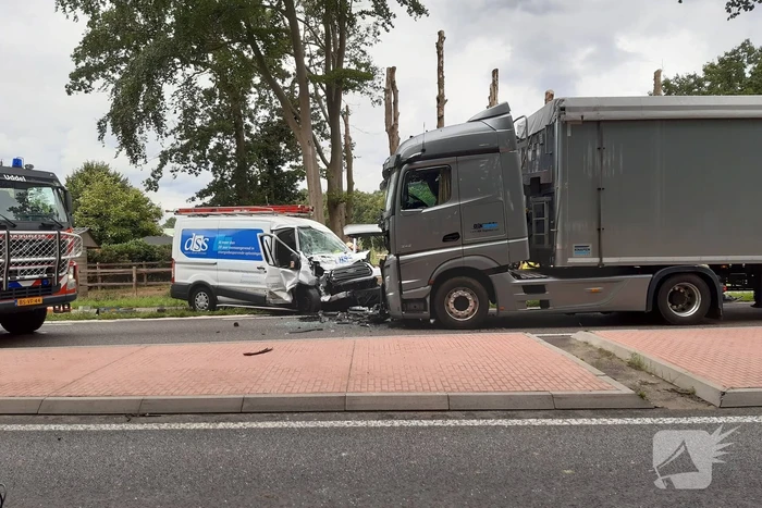 Bus botst frontaal op vrachtwagen