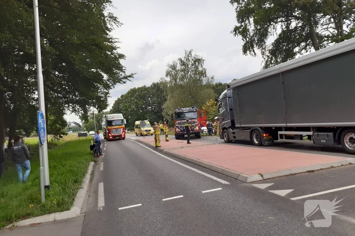 Bus botst frontaal op vrachtwagen