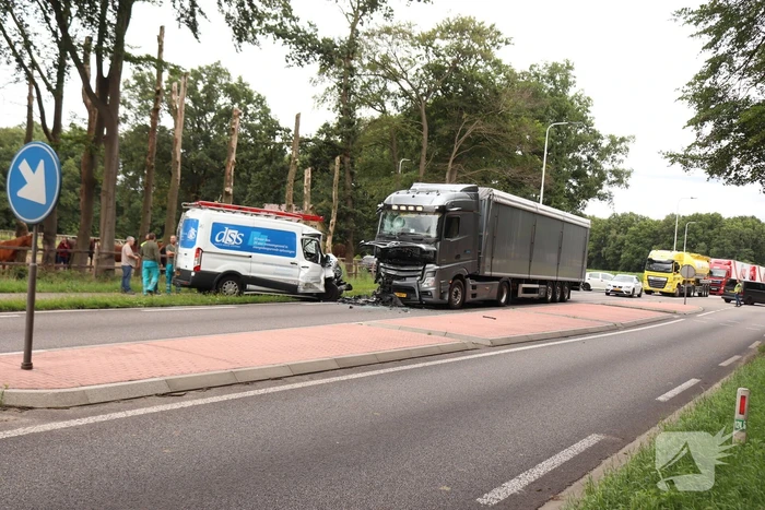 Bus botst frontaal op vrachtwagen