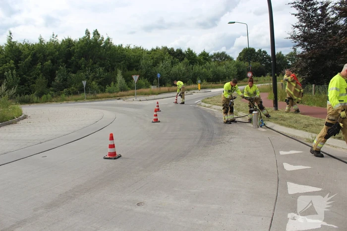 Vettige substantie kilometers lang over wegdek