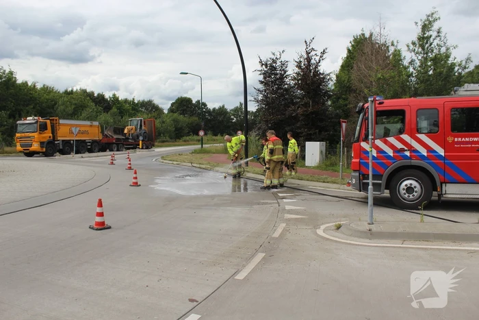 Vettige substantie kilometers lang over wegdek