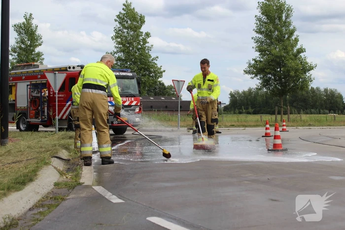 Vettige substantie kilometers lang over wegdek
