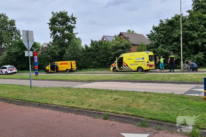 DHL-pakketbezorger rijdt fietser aan