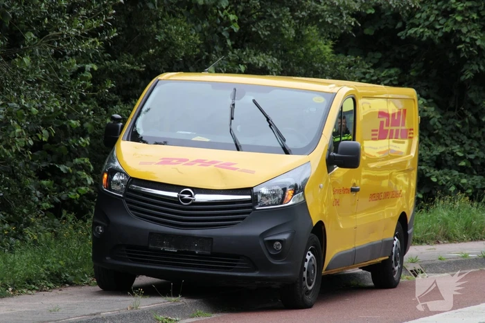 DHL-pakketbezorger rijdt fietser aan