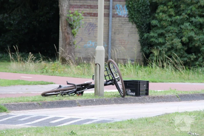 DHL-pakketbezorger rijdt fietser aan