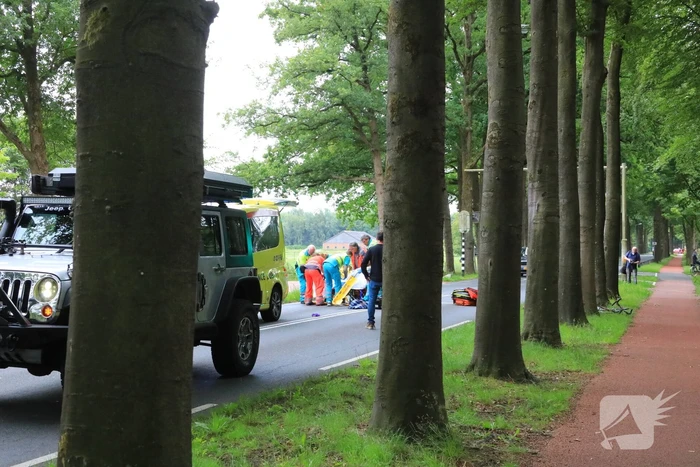 Wielrenner zwaargewond na aanrijding