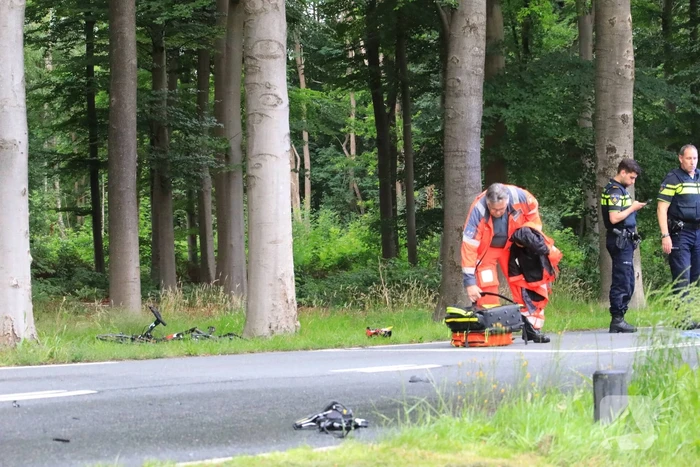 Wielrenner zwaargewond na aanrijding