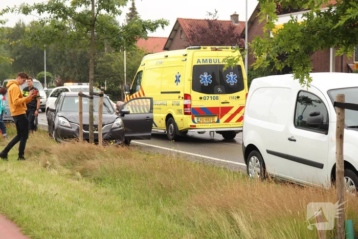 Twee auto's en bestelbus betrokken bij verkeersongeval