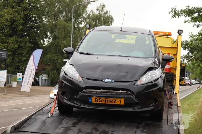 Twee auto's en bestelbus betrokken bij verkeersongeval