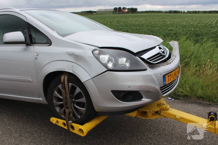 Twee auto's botsen na voorangsfout