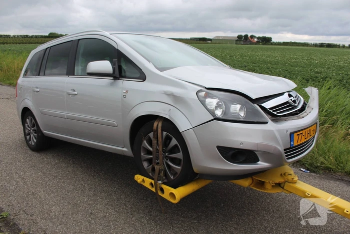 Twee auto's botsen na voorangsfout