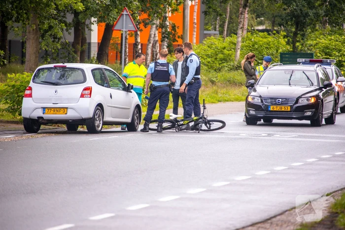 Verkeersongeval tussen auto en mountainbiker