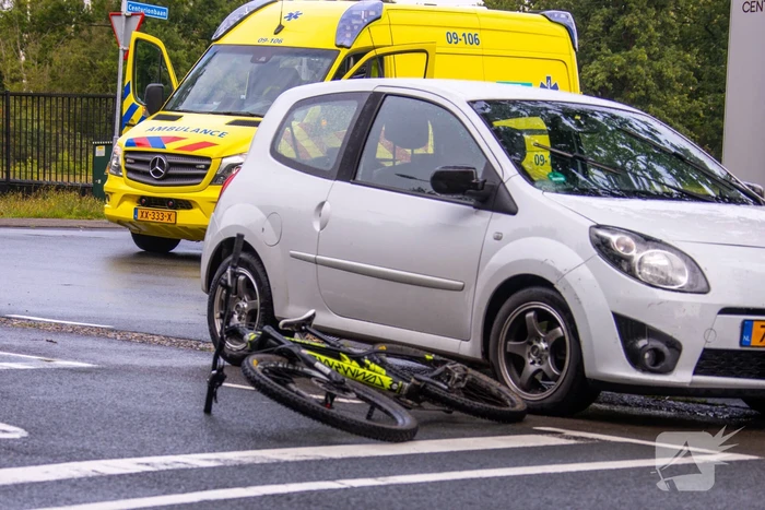 Verkeersongeval tussen auto en mountainbiker
