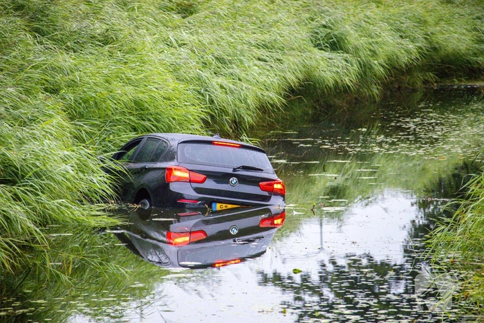 Auto te water geraakt
