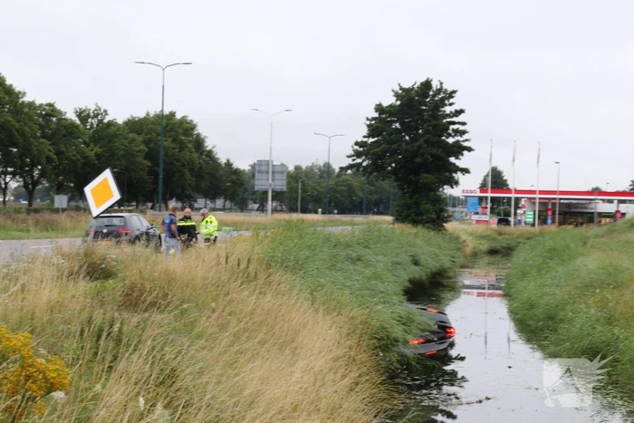 Auto te water geraakt