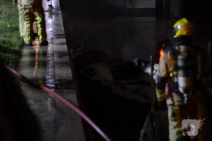 Brand aan boord van boot aan de Neherkade