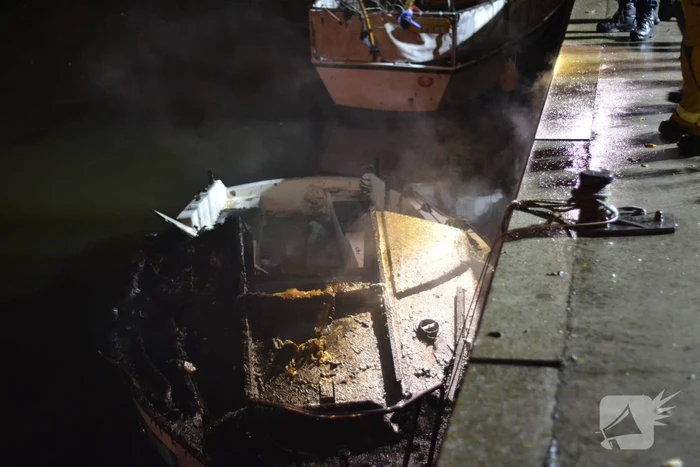 Brand aan boord van boot aan de Neherkade