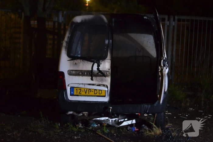 Bestelbus gaat in vlammen op