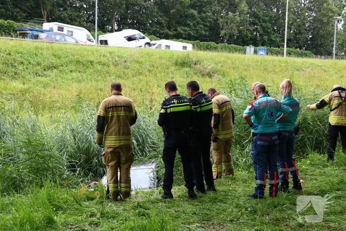 Auto raakt van de weg en belandt in het water