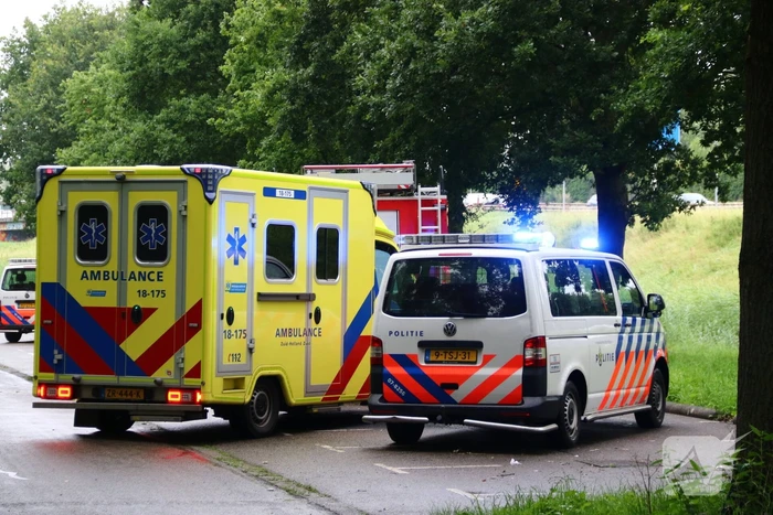 Auto raakt van de weg en belandt in het water