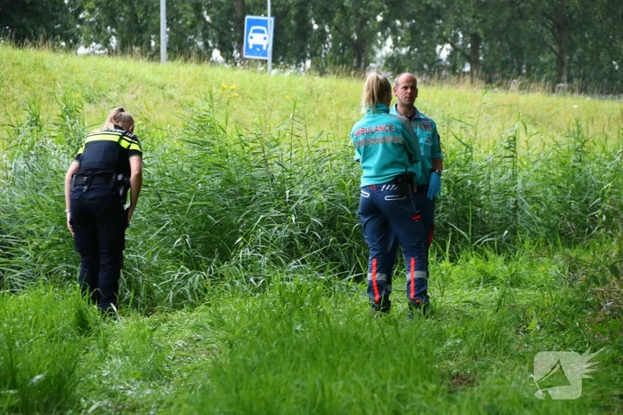Auto raakt van de weg en belandt in het water
