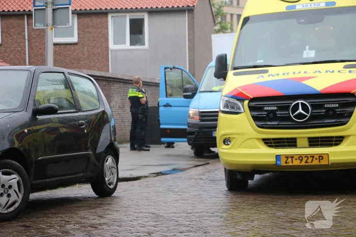 Boodschappenbus klapt achterop auto voor rotonde